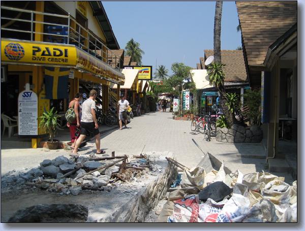 083. Phi Phi Island oppe at koerer igen....jpg